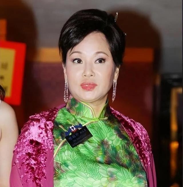 赌王三太过70大寿，何超莲为母庆生，未见窦骁引热议