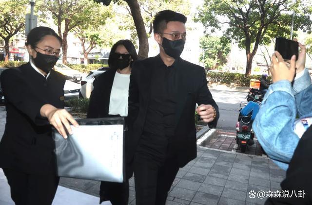 大S参加小S公公丧礼，离开时系上外套包裹防流言