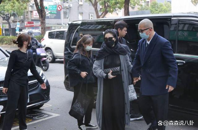 大S参加小S公公丧礼，离开时系上外套包裹防流言