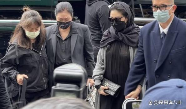 大S参加小S公公丧礼，离开时系上外套包裹防流言