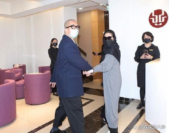 大S参加小S公公丧礼，离开时系上外套包裹防流言