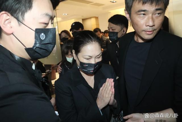 大S参加小S公公丧礼，离开时系上外套包裹防流言