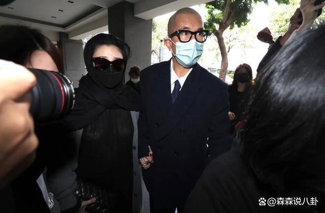 大S参加小S公公丧礼，离开时系上外套包裹防流言