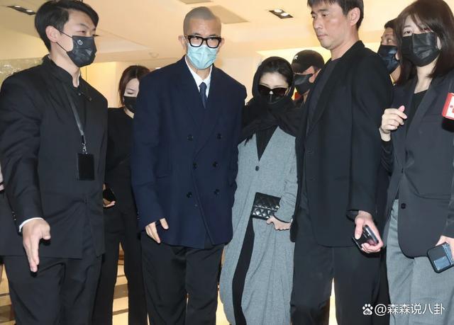 大S参加小S公公丧礼，离开时系上外套包裹防流言