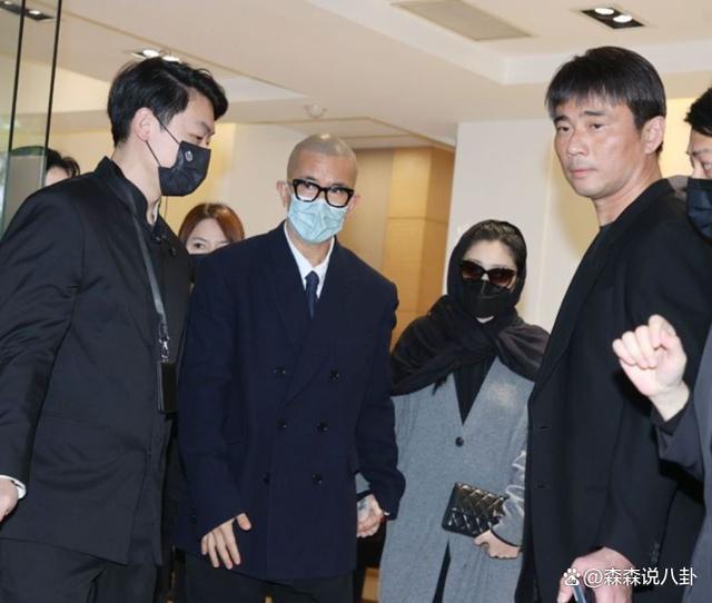 大S参加小S公公丧礼，离开时系上外套包裹防流言