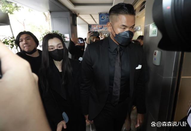 大S参加小S公公丧礼，离开时系上外套包裹防流言