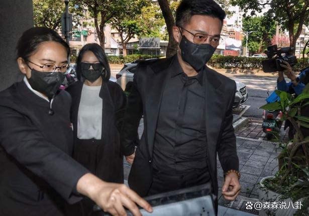 大S参加小S公公丧礼，离开时系上外套包裹防流言