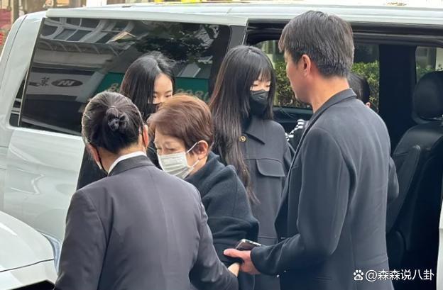 大S参加小S公公丧礼，离开时系上外套包裹防流言