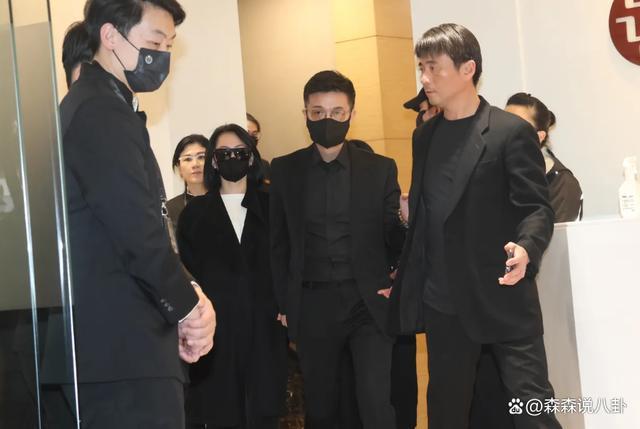 大S参加小S公公丧礼，离开时系上外套包裹防流言