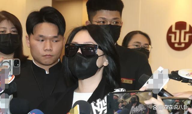 大S参加小S公公丧礼，离开时系上外套包裹防流言