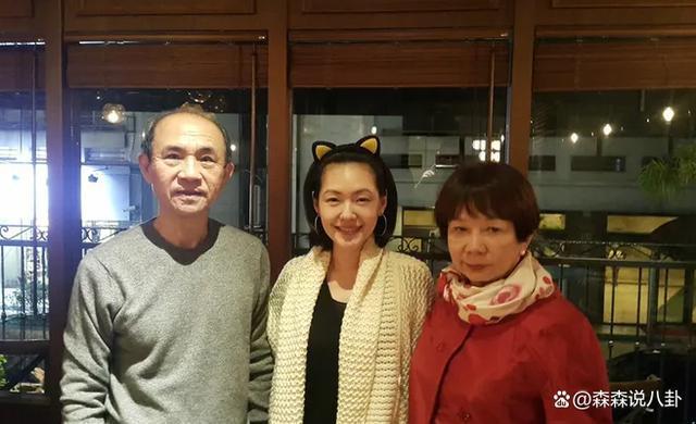大S参加小S公公丧礼，离开时系上外套包裹防流言