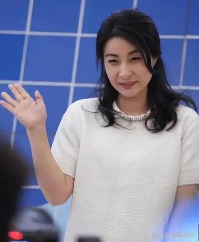 42岁郭晶晶和43岁董洁同框，“富贵相”的优势出来了