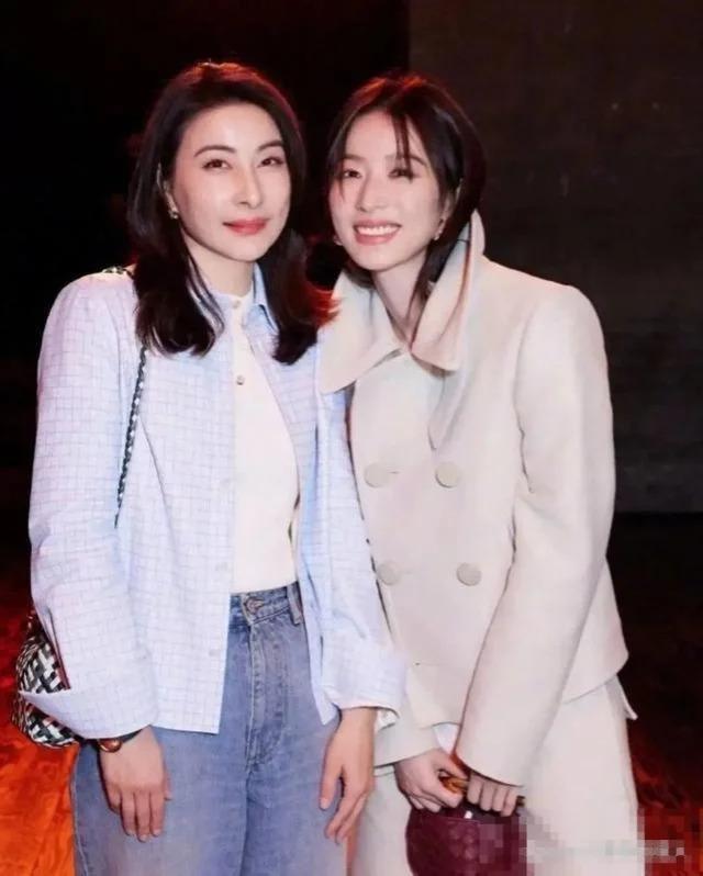 42岁郭晶晶和43岁董洁同框，“富贵相”的优势出来了