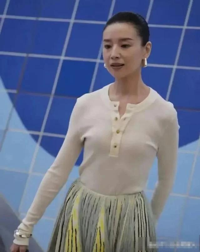 42岁郭晶晶和43岁董洁同框，“富贵相”的优势出来了