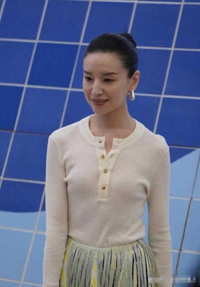 42岁郭晶晶和43岁董洁同框，“富贵相”的优势出来了