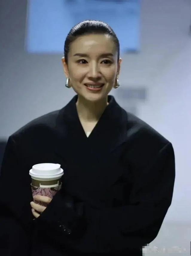 42岁郭晶晶和43岁董洁同框，“富贵相”的优势出来了