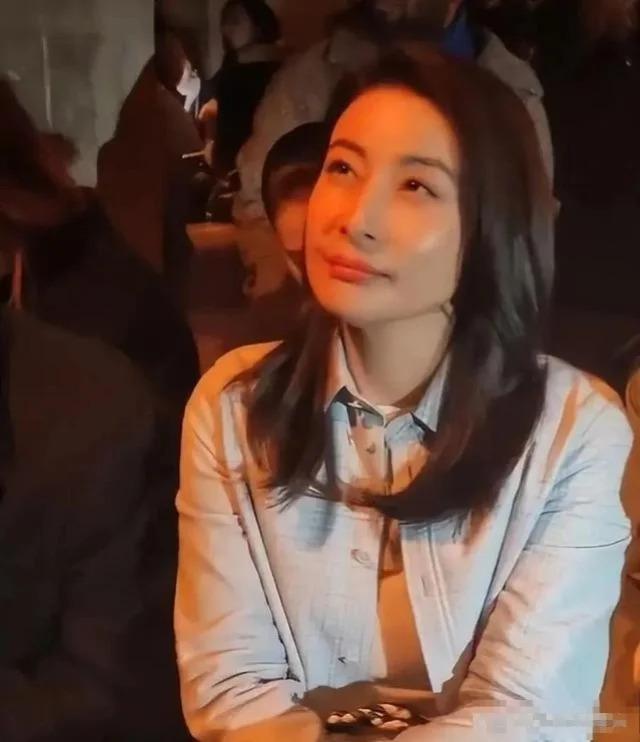 42岁郭晶晶和43岁董洁同框，“富贵相”的优势出来了