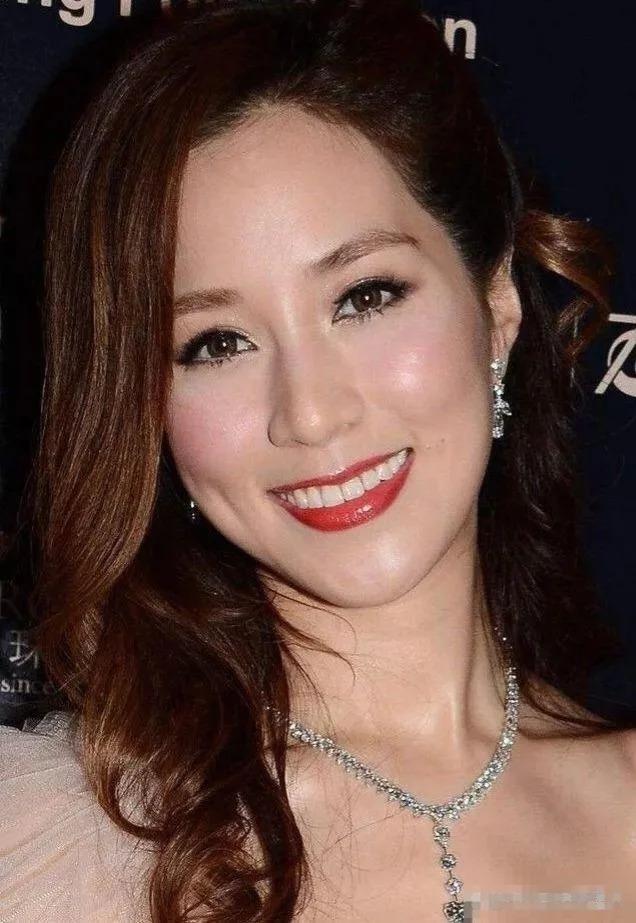 42岁郭晶晶和43岁董洁同框，“富贵相”的优势出来了