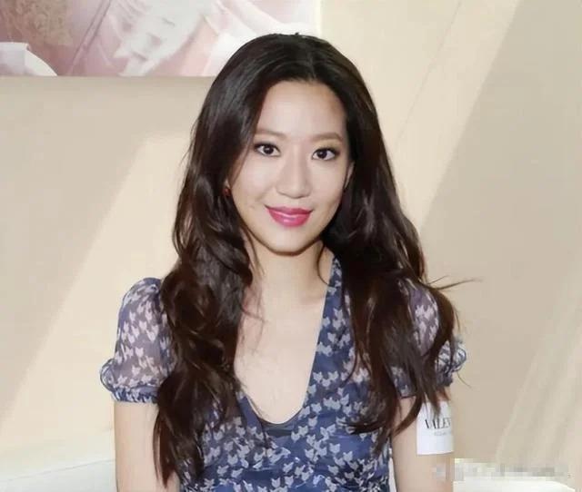 42岁郭晶晶和43岁董洁同框，“富贵相”的优势出来了