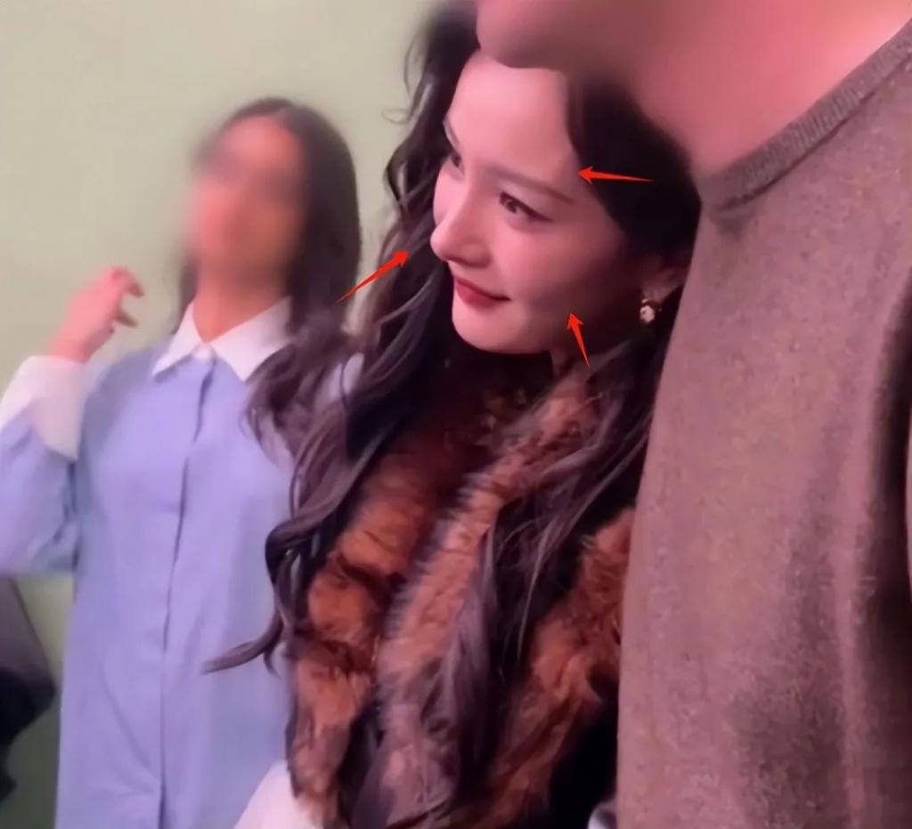 “童颜”是假的！皱纹堆积，眼窝凹陷，生图才是人间真实