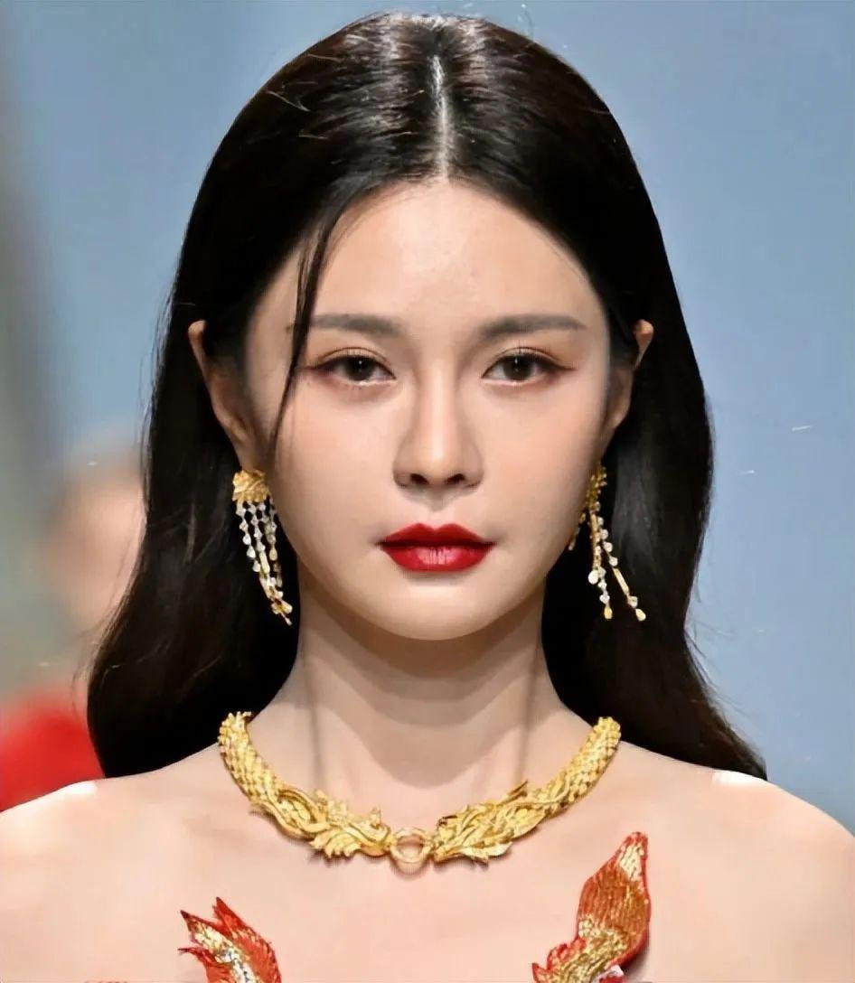 “童颜”是假的！皱纹堆积，眼窝凹陷，生图才是人间真实