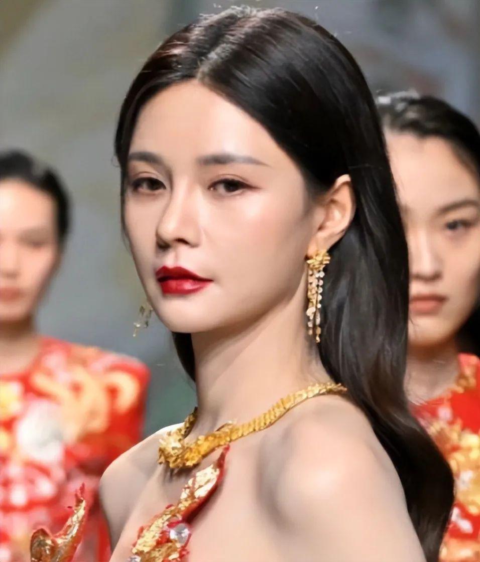 “童颜”是假的！皱纹堆积，眼窝凹陷，生图才是人间真实