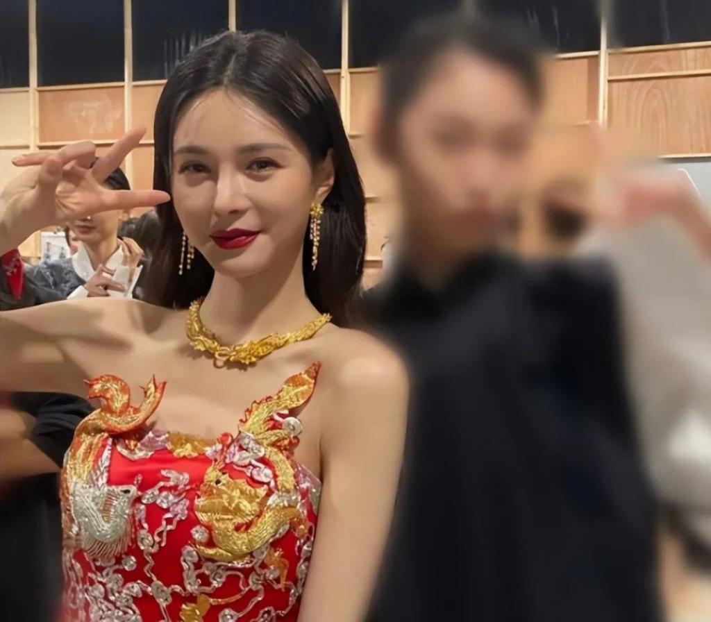 “童颜”是假的！皱纹堆积，眼窝凹陷，生图才是人间真实