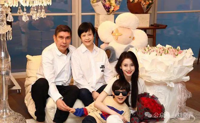 她的沉寂，炸出了娱乐圈“人走茶凉”的真相……