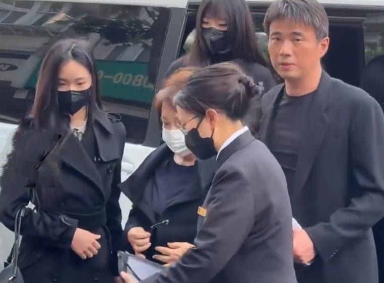 透视装、红美甲，参加葬礼的大S，撕开了娱圈审美的遮羞布