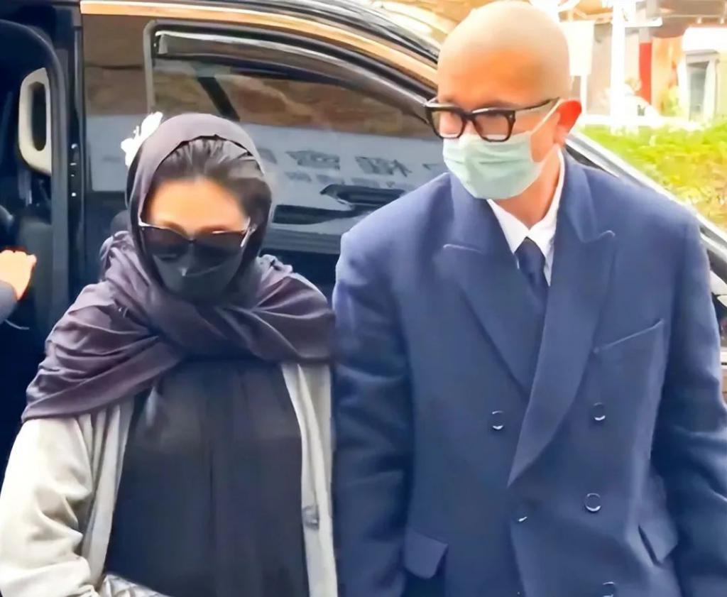 透视装、红美甲，参加葬礼的大S，撕开了娱圈审美的遮羞布