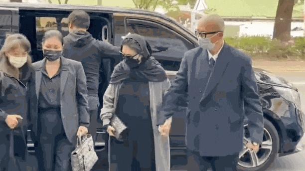 透视装、红美甲，参加葬礼的大S，撕开了娱圈审美的遮羞布
