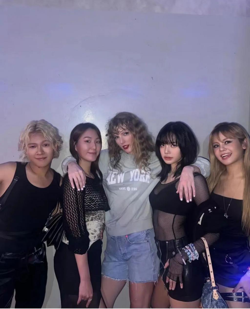 Lisa进霉霉演唱会就像去串门，网友：这是天王想要的排面