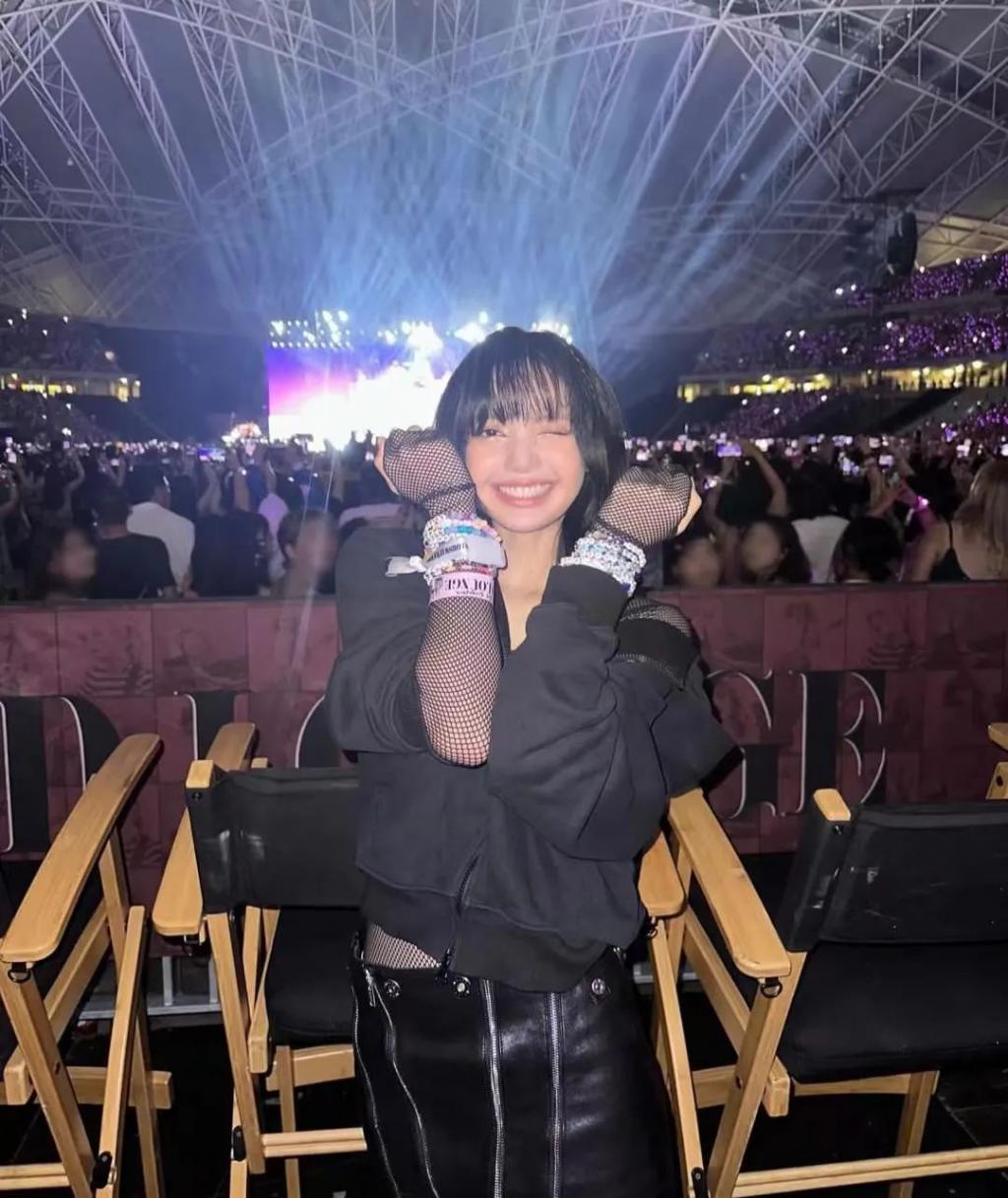 Lisa进霉霉演唱会就像去串门，网友：这是天王想要的排面