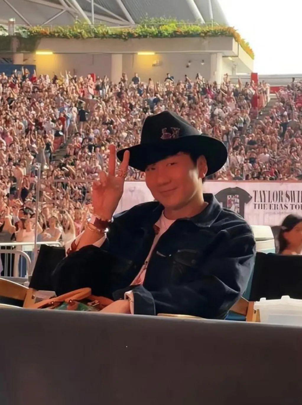 Lisa进霉霉演唱会就像去串门，网友：这是天王想要的排面