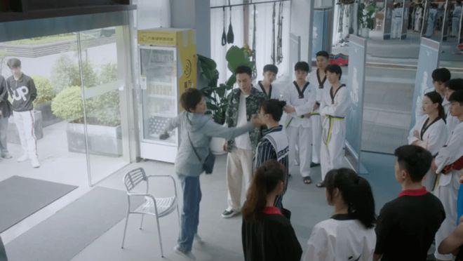 当众扇了自己女儿一巴掌，2024年最窒息的一幕出现了