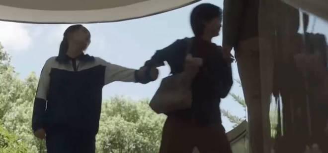 当众扇了自己女儿一巴掌，2024年最窒息的一幕出现了