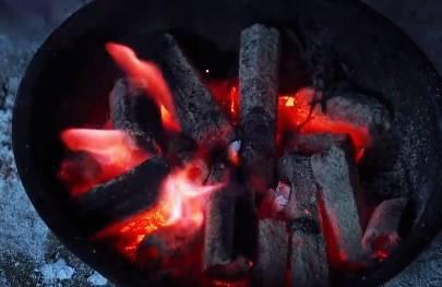 当众扇了自己女儿一巴掌，2024年最窒息的一幕出现了