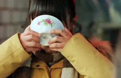 当众扇了自己女儿一巴掌，2024年最窒息的一幕出现了