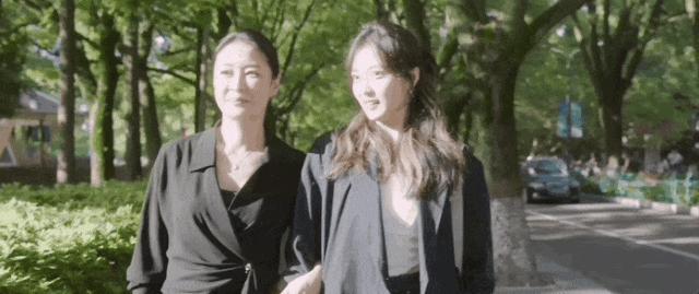 当众扇了自己女儿一巴掌，2024年最窒息的一幕出现了