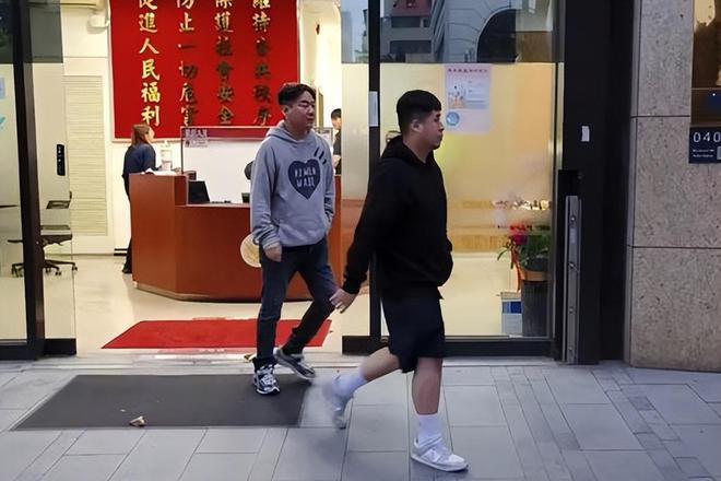 突发！贾静雯老公被带入警局，劝架被打左眼受伤充血
