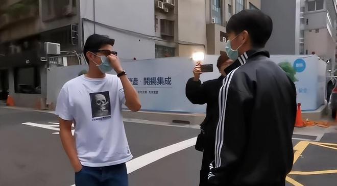 突发！贾静雯老公被带入警局，劝架被打左眼受伤充血
