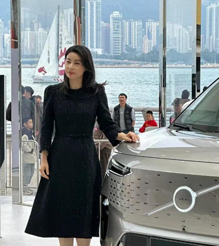 郭晶晶亮相米兰时装周,一身行头12万,不输大牌明星!