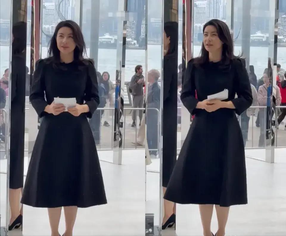 郭晶晶亮相米兰时装周,一身行头12万,不输大牌明星!