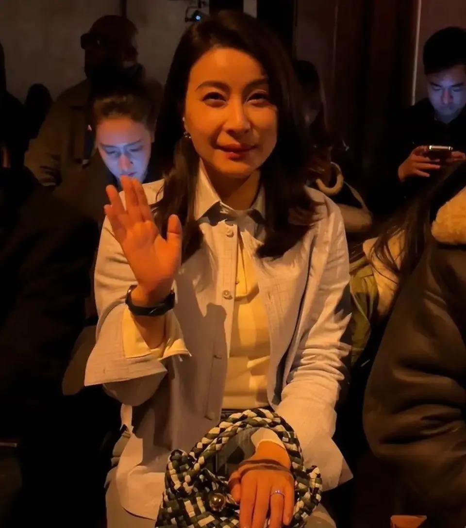 郭晶晶亮相米兰时装周,一身行头12万,不输大牌明星!