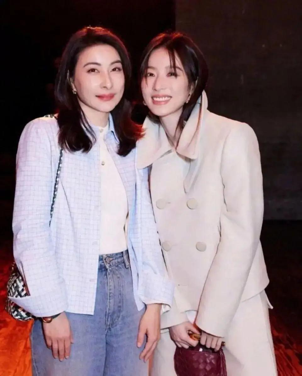 郭晶晶亮相米兰时装周,一身行头12万,不输大牌明星!