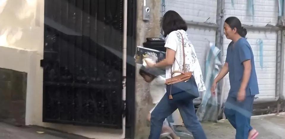 郭晶晶亮相米兰时装周,一身行头12万,不输大牌明星!