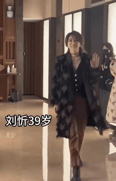 郭碧婷用珠圆玉润的身材，给白幼瘦女星上了一课