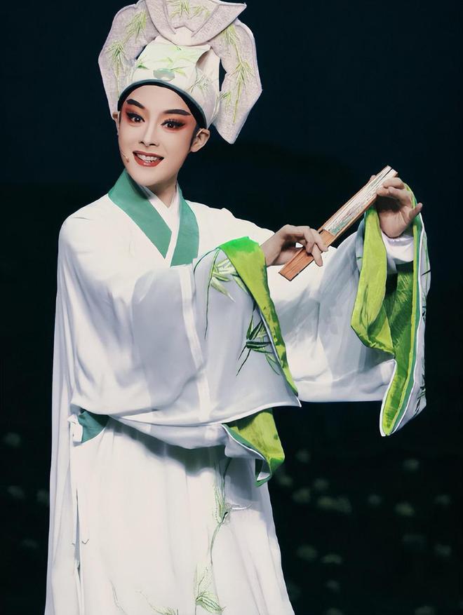 郭碧婷用珠圆玉润的身材，给白幼瘦女星上了一课