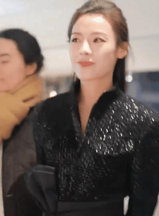 郭碧婷用珠圆玉润的身材，给白幼瘦女星上了一课