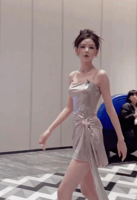 郭碧婷用珠圆玉润的身材，给白幼瘦女星上了一课